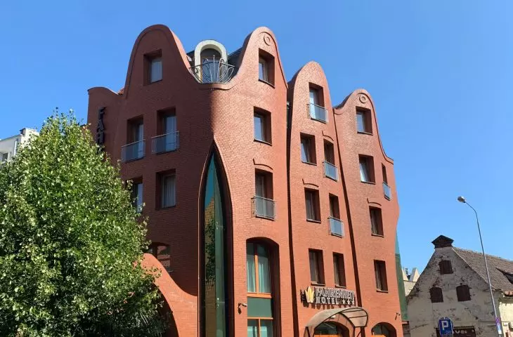 krzywy hotel przy ul. Grodzkiej