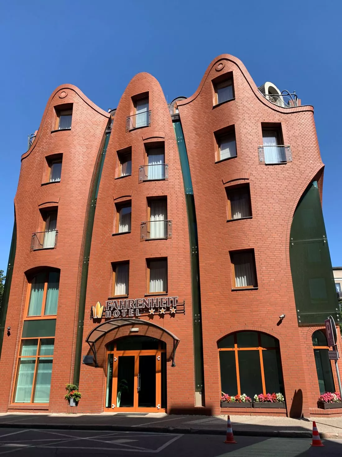 krzywy hotel
w Gdańsku