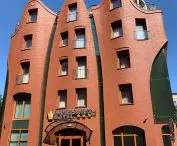 krzywy hotel 