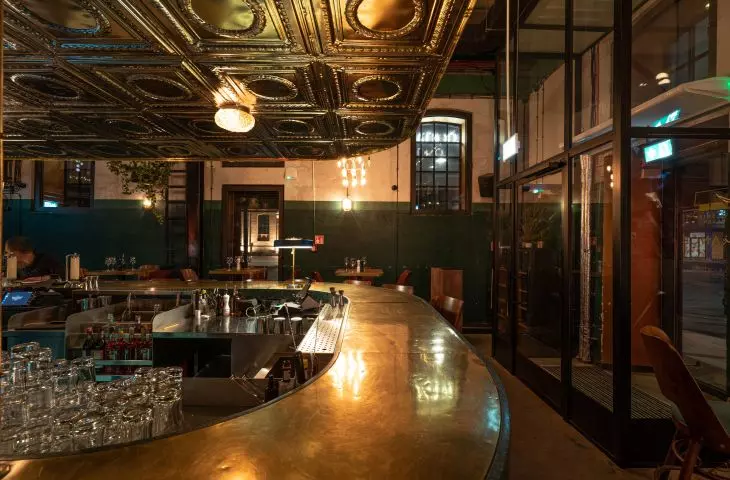 Syreni Śpiew, ciepło oświetlony bar