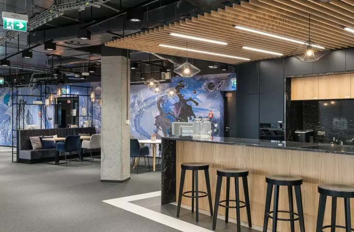 Wnętrza biur Universal-Investments, bar i przestrzeń chillout