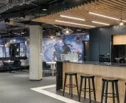 Wnętrza biur Universal-Investments, bar i przestrzeń chillout