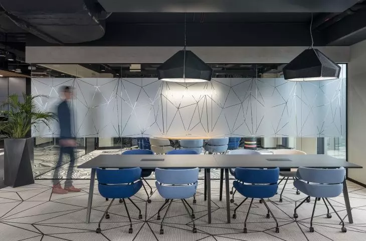 Wnętrza biur Universal-Investments, błękitne akcenty