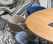 Wnętrza biur Universal-Investments, geometryczne akcenty