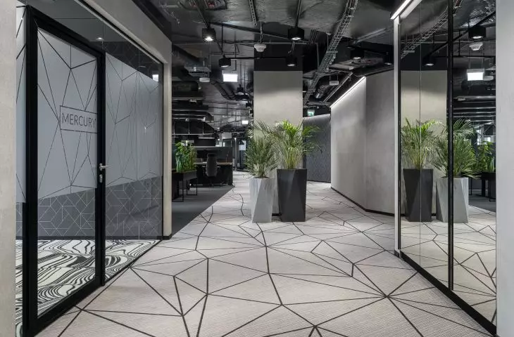 Wnętrza biur Universal-Investments, geometryczne wzory