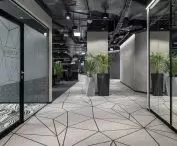 Wnętrza biur Universal-Investments, geometryczne wzory