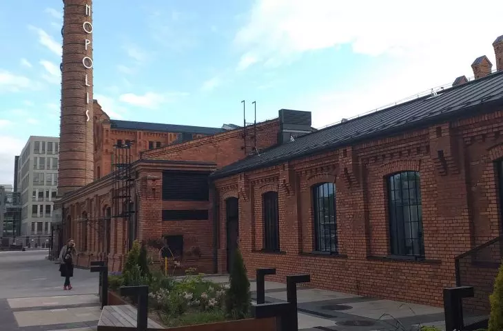 Kompleks biurowo-usługowy Monopolis na terenie dawnej fabryki spirytusu w Łodzi.