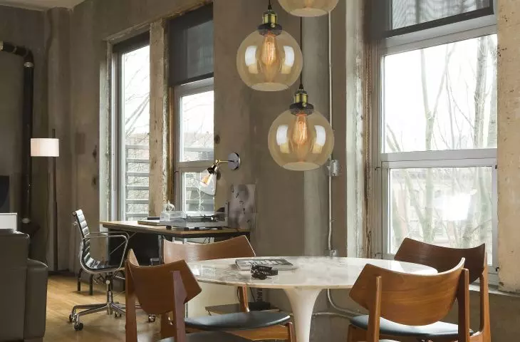 Żyrandol w kolorze bursztynowym z kolekcji NEW YORK LOFT
