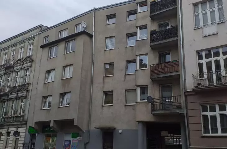 „Zielone Polesie”? Jeszcze kilkanaście lat temu przed widocznym na zdjęciu budynkiem plombowym rosło drzewo.