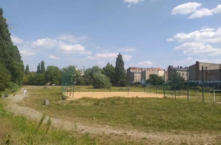 „Ogrody Karskiego” – zaniedbany teren sportowo-rekreacyjny i dzika „łąka miejska”.