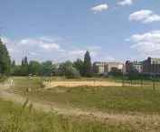 „Ogrody Karskiego” – zaniedbany teren sportowo-rekreacyjny i dzika „łąka miejska”.