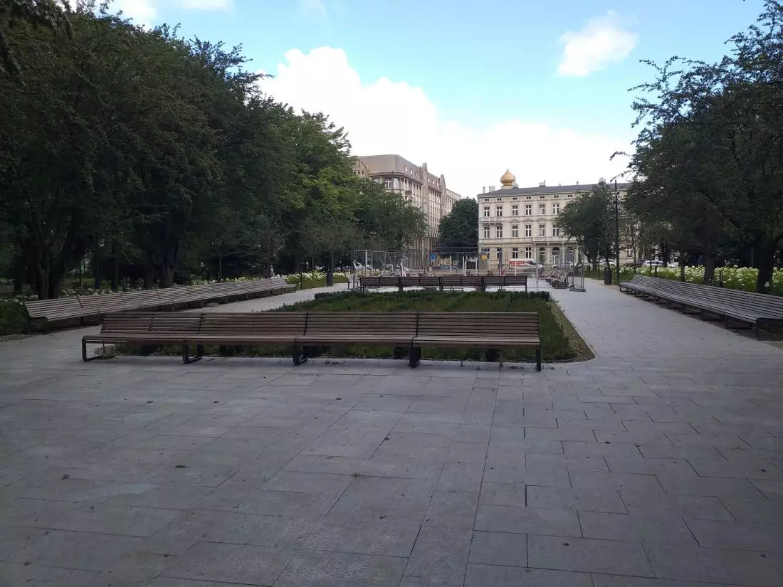 „Zrewitalizowany”
park im. S. Moniuszki – miejsce, gdzie granit wyparł trawę.