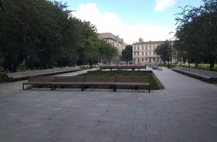 „Zrewitalizowany” park im. S. Moniuszki – miejsce, gdzie granit wyparł trawę.