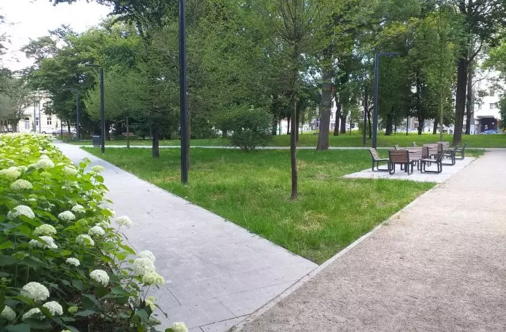 „Zrewitalizowany” park im. S. Moniuszki – miejsce, gdzie granit wyparł trawę.