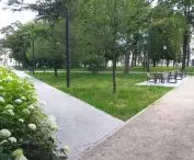„Zrewitalizowany” park im. S. Moniuszki – miejsce, gdzie granit wyparł trawę.