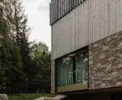 Facade of split gneiss, pine thermo wood and wooden laths