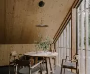 wnętrze apartamentu na 2. piętrze wypełnione jasną sklejką świerkową