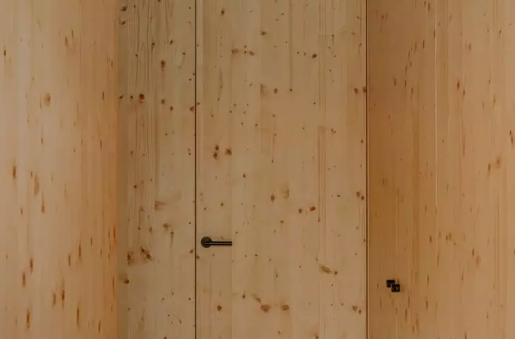 wewnątrz, na piętrze i poddaszu, dominuje jasna sklejka świerkowa