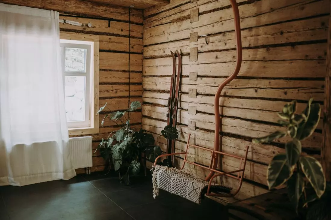Zabytkowa drewniana
ściana