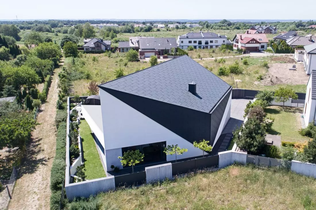 Dom na planie trapezu.
Elewacja