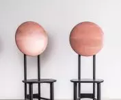 krzesła Pink Moon, proj.: Studiopepe 