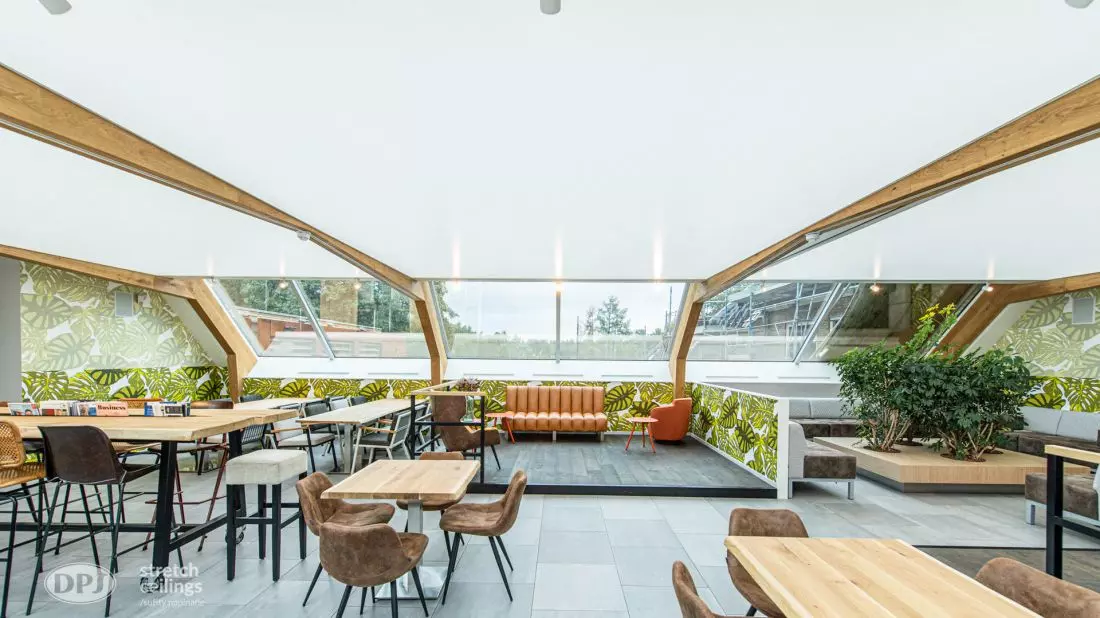 Sufit napinany –
jasna kantyna w biurze © DPS Light 