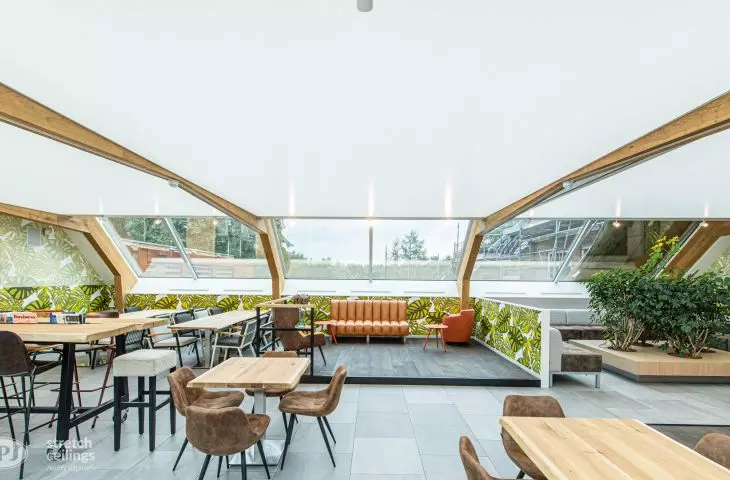 Sufit napinany – jasna kantyna w biurze