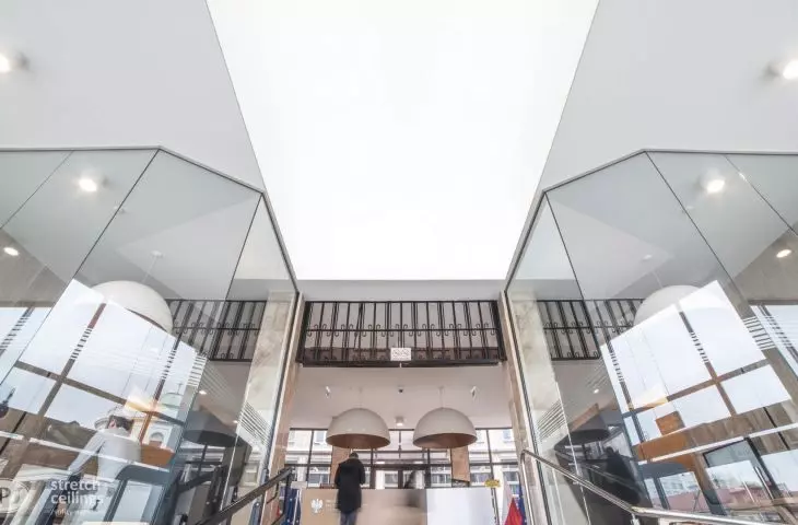 Oświetlenie sufitowe DPS LED w strefie wejściowej biura