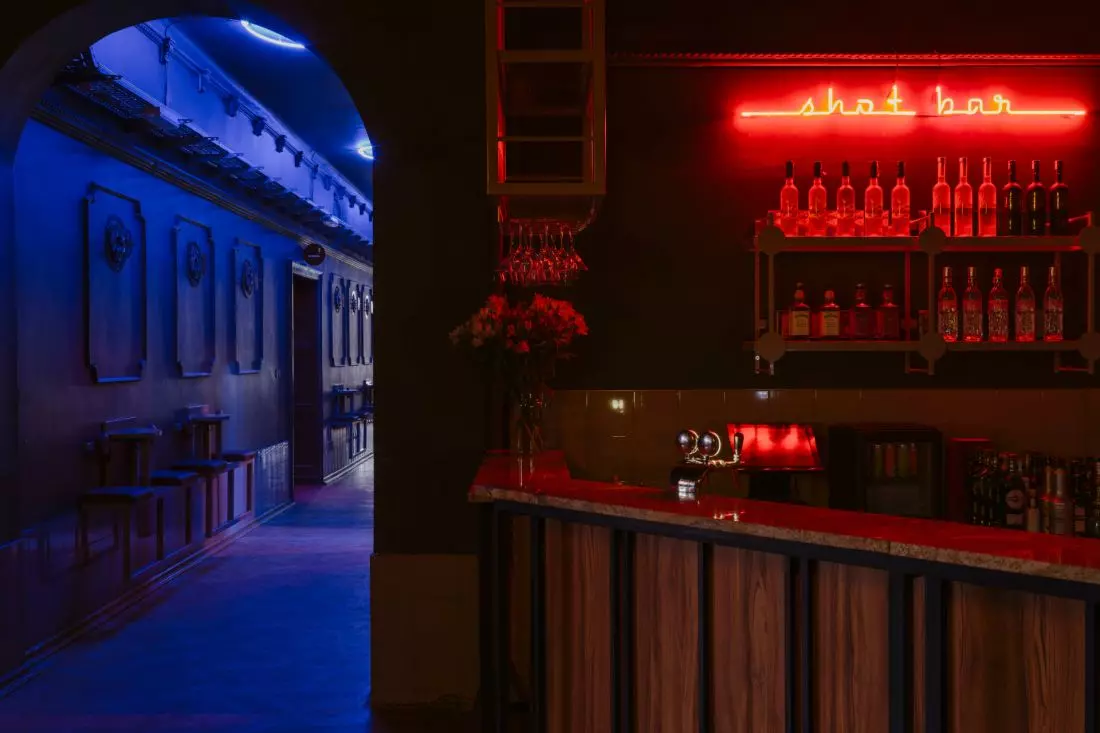 na końcu korytarza
mieści się shot bar