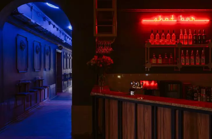 na końcu korytarza mieści się shot bar