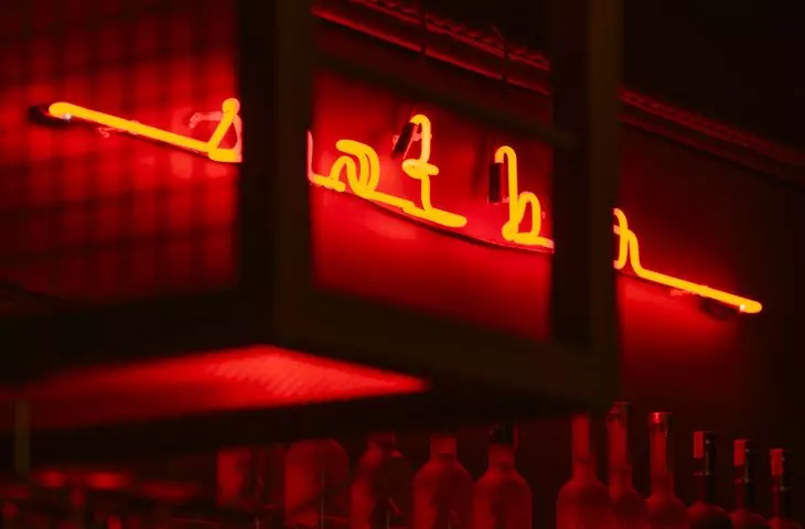 za neonowe instalacje odpowiedzialny jest artysta Grzegorz Bibro