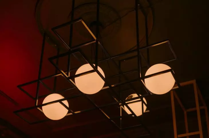 geometryczny żyrandol projektu wiercinski‑studio