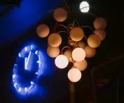 żyrandole w sali balowej