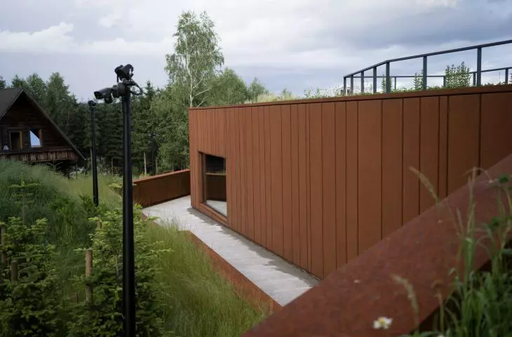 the body is clad in corten