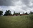 dom wpisuje się w morfologię działki