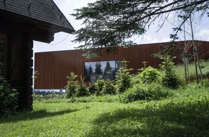 architektura skrywa się wśród zieleni