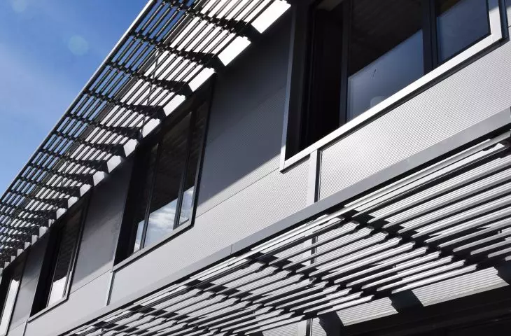 Lamellar walls and sun blinds