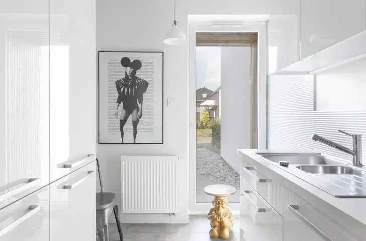 Złoty taboret w kuchni