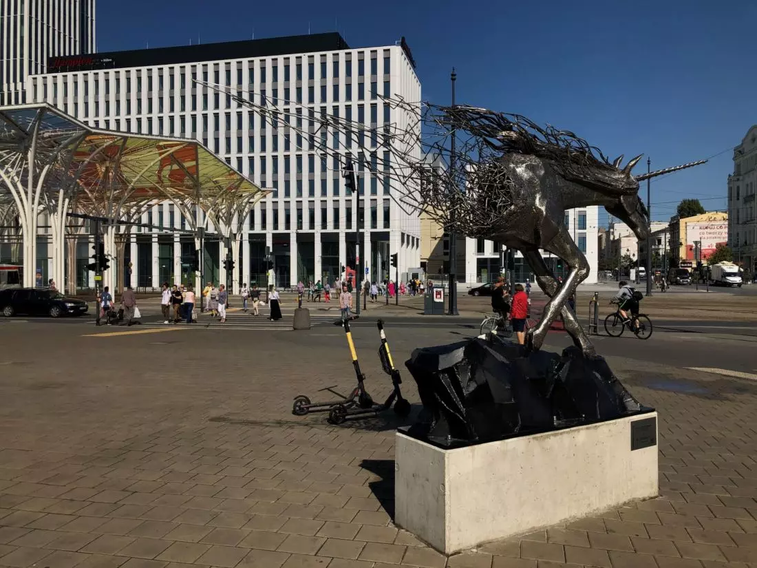 rzeźba
przedstawiająca jednorożca – zlokalizowany w sąsiedztwie przystanku tramwajowego ochrzczonego szyderczym mianem „stajni jednorożców”