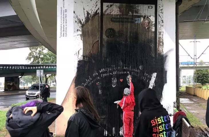 Justyna Dziabaszewska paints a new mural