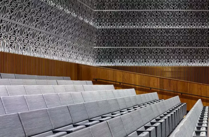 wnętrze Narodowego Muzeum Historii i Kultury Afroamerykańskiej w Waszyngtonie