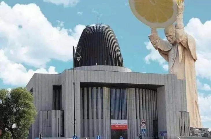 Instalacja Jerzego Kaliny i Świątynia Opatrzności Bożej w Warszawie