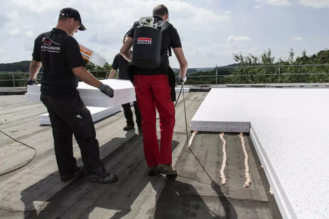 Izolowanie
i docieplanie dachu - energooszczędne rozwiązania Soudal PL: © SOUDAL 