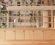 Openwork partition that also serves as a bookcase