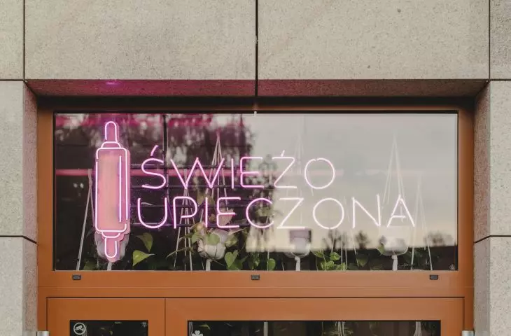Neon przed wejściem do piekarni