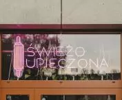 Neon przed wejściem do piekarni