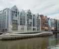 Obrotowa kładka w pozycji złożonej na tle Wyspy Spichrzów