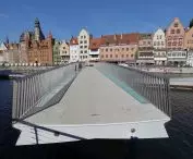 Otwarta kładka z widokiem na miasto