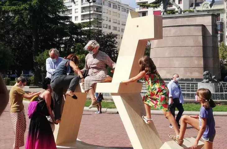 A rocking horse in Logroño