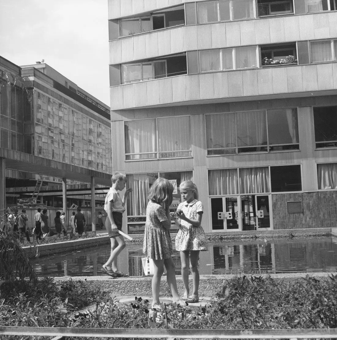 Dzieci bawiące się przy fontannie w Pasażu Śródmiejskim